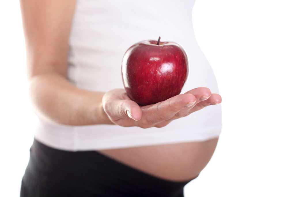 pregnant-woman-with-apple