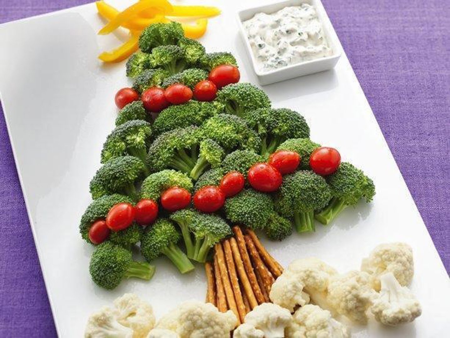 Салат съедобный. Новогодние блюда для детей. Елка из брокколи. Полезные блюда на новый год. Украшение блюд.
